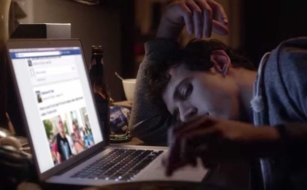 W jaki sposób „Facebook Stalking” Twój były naprawdę Cię boli?