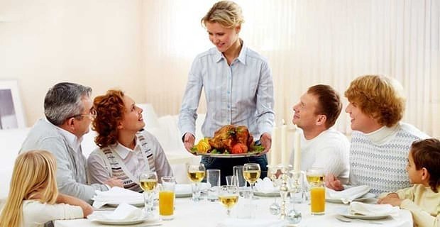 So stellen Sie Ihren Seniorenkollegen während der Ferien der Familie vor