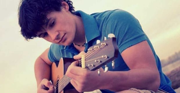 Faceci z gitarami na zdjęciach profilowych otrzymują trzy razy więcej odpowiedzi na Facebooku