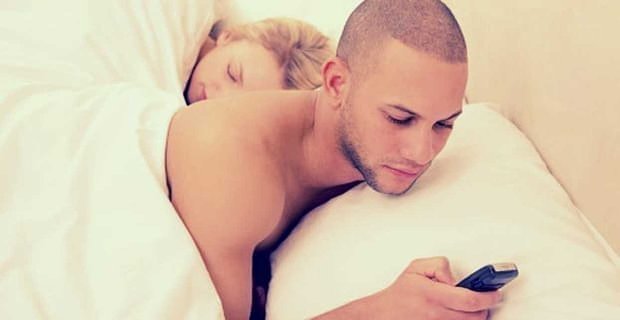 6 sposobów, w jakie Twój telefon rujnuje Twoje randkowe życie