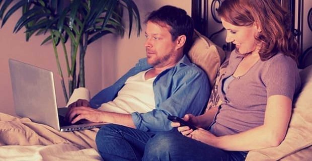 Yüksek Facebook Etkinliği, Daha Düşük İlişki Memnuniyetine Yol Açıyor