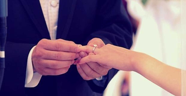 Pary definiują zobowiązanie małżeńskie na jeden z dwóch sposobów, jak wynika z badań