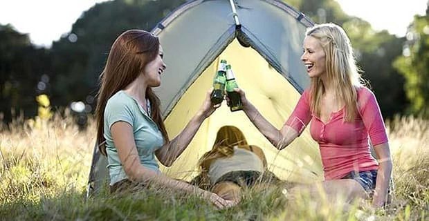 Letni obóz dla lesbijek może pomóc Twojemu randkowemu życiu?