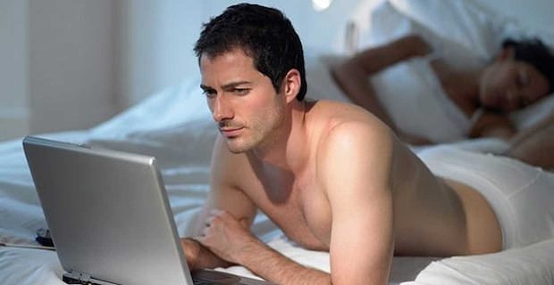 Porno İzleyen Heteroseksüel Erkekler Daha Yüksek Seviyelerde Cinsiyetçilik Gösterebilir