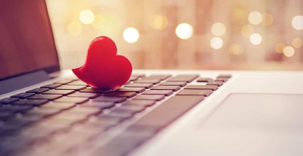 22 Najlepsze internetowe serwisy randkowe (bezpłatne, LGBT i czarne)