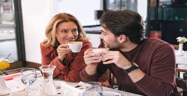 Daha Genç Erkeklerle Çıkmalı mıyım?